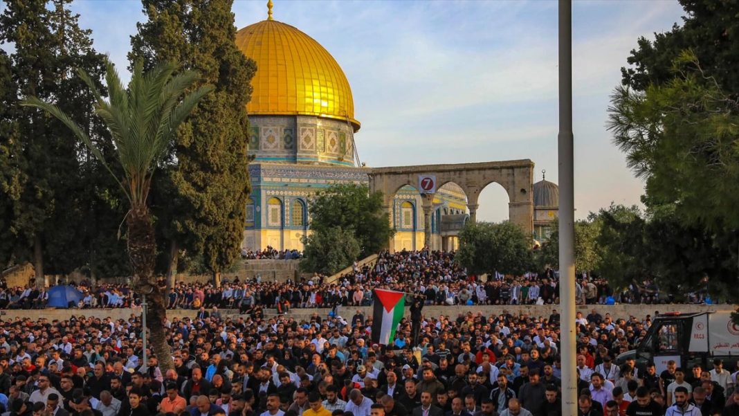 সব বাঁধা অতিক্রম করে আল-আকসায় ফিলিস্তিনিরা
