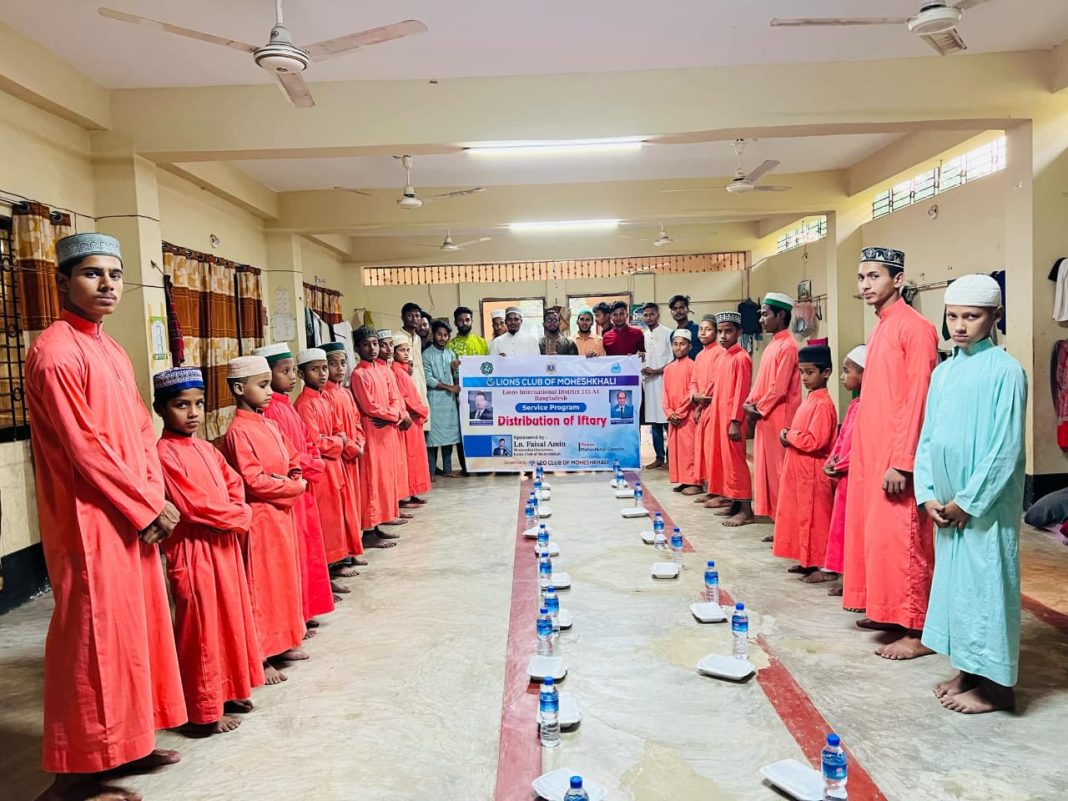 মহেশখালীতে হাফেজ শিক্ষার্থীদের মাঝে ইফতার বিতরণ