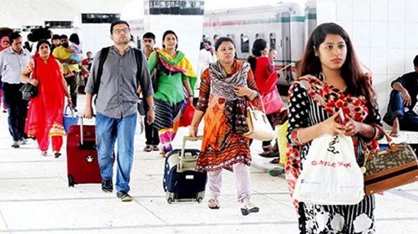 স্বস্তিতে বাড়ি ফিরছে ঘরমুখো মানুষ