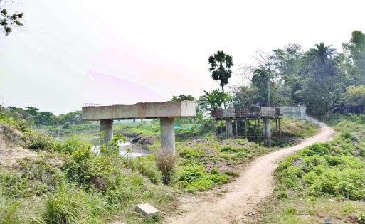 পিলার করেই সোয়া ২ কোটি টাকা নিয়ে লাপাত্তা ঠিকাদার