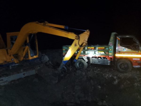 টপ সয়েল কাটার সময় জনতার হাতে ডাম্পার-স্কেভেটর জব্দ