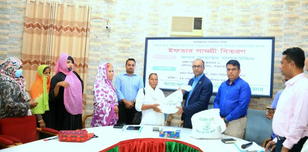 হিজড়াদের ইফতার সামগ্রী বিতরণ করলো কক্সবাজার জেলা পরিষদ