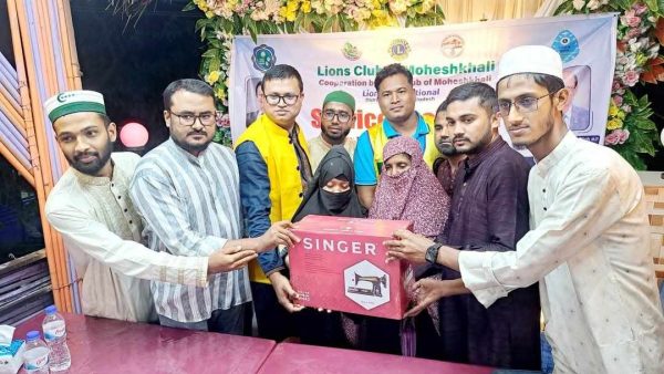 মহেশখালীতে সুবিধাবঞ্চিত মহিলাদের মাঝে সেলাই মেশিন বিতরণ