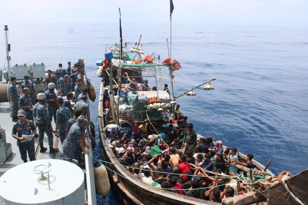 বঙ্গোপসাগর থেকে রোহিঙ্গাসহ ২১৪ জন উদ্ধার করল নৌবাহিনী