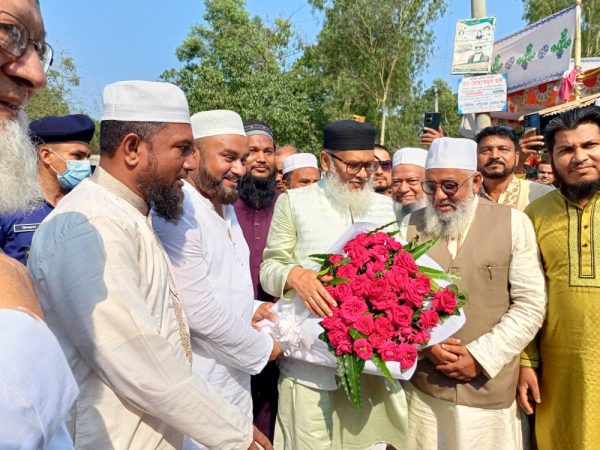 উপদেষ্টা ড. আ.ফ.ম খালিদ হোসেনের সাথে শুভেচ্ছা বিনিময় করছেন এমপি প্রার্থী আবদুল্লাহ আল ফারুক