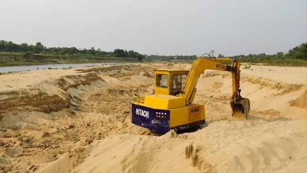 স্কেভেটরের আঘাতে বিলীন হচ্ছে বাঁকখালী নদীর পাড়